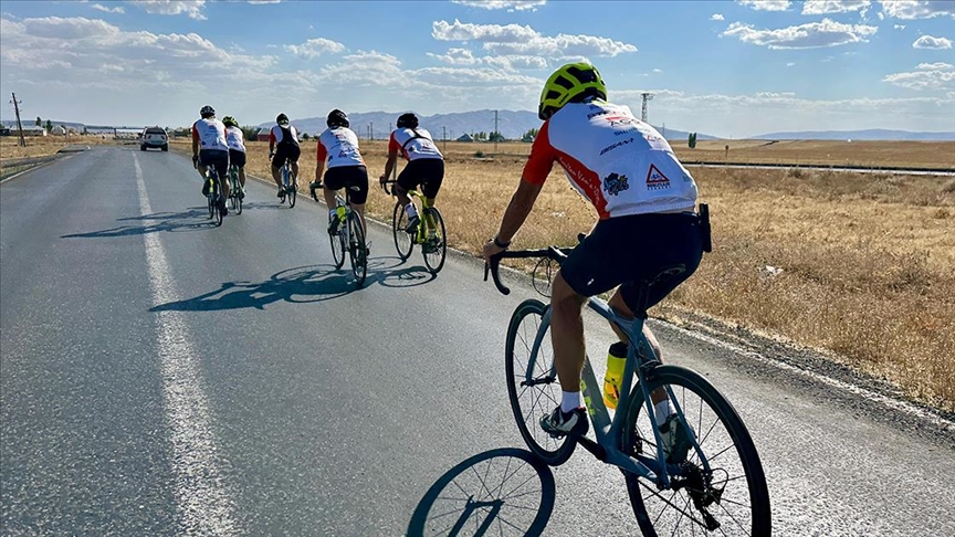 Ani'den yola çıkan Türk ve ABD'li bisikletliler eğitime destek için pedal çeviriyor