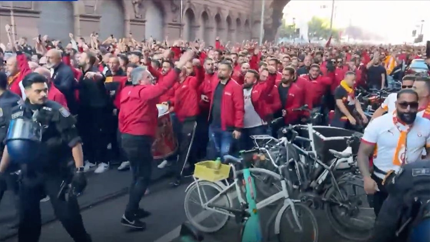 Navijači Galatasaraya pokazali solidarnost s Palestinom uoči utakmice protiv Eintrachta 
