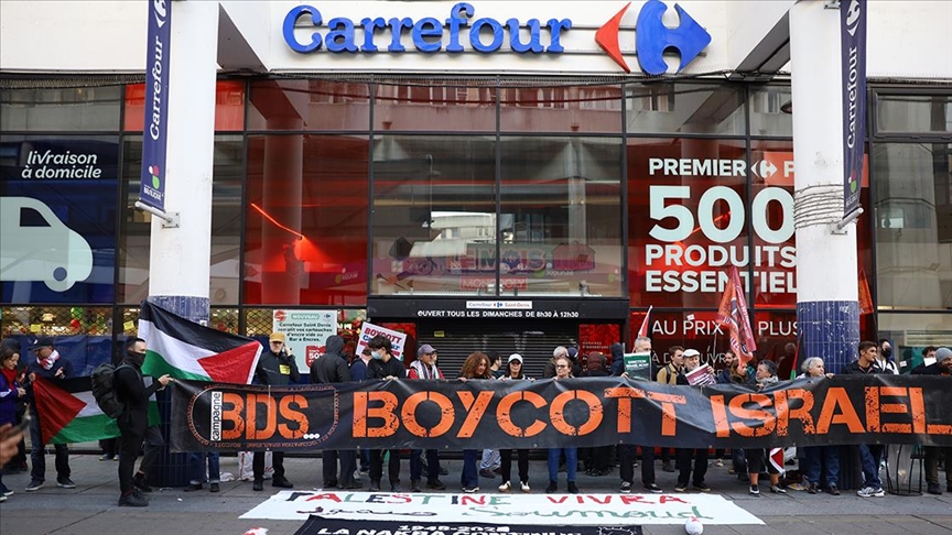Fransa'da göstericiler, İsrail'i desteklediği gerekçesiyle Carrefour şubesinin önünde eylem yaptı