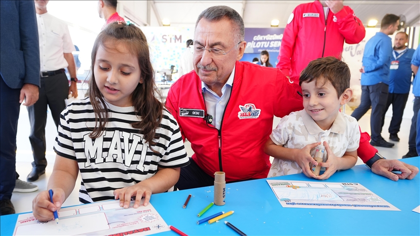 TBMM Dışişleri Komisyonu Başkanı Oktay TEKNOFEST'i ziyaret etti