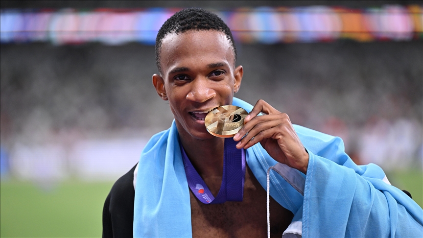 Le Botswanais Busang Kebinatshipi décroche l’or du 400 m à Tokyo