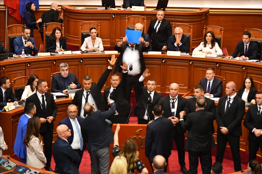 Albanski parlament uz tenzije odobrio program i novu vladu s AI ministricom