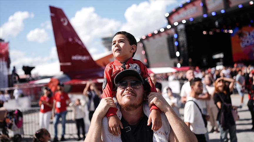 TEKNOFEST'e her yaş grubundan teknoloji tutkunları yoğun ilgi gösteriyor