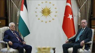 Le président turc Erdogan reçoit son homologue palestinien Abbas