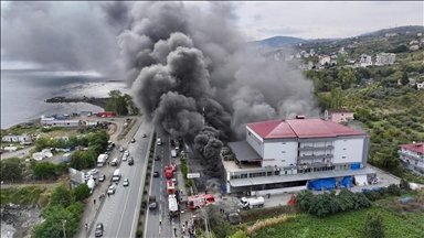 Trabzon'da alışveriş merkezinde çıkan yangına müdahale ediliyor