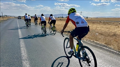 Ani'den yola çıkan Türk ve ABD'li bisikletliler eğitime destek için pedal çeviriyor