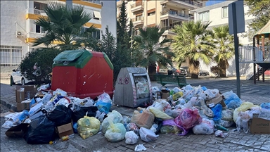 İzmir Karşıyaka'da toplanmayan çöpler tepkiye neden oluyor
