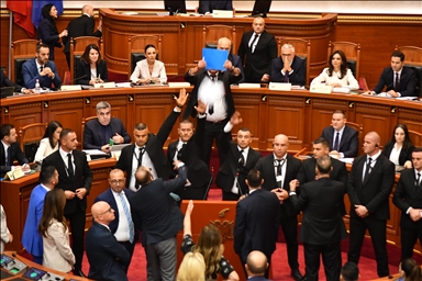 Albanski parlament uz tenzije odobrio program i novu vladu s AI ministricom
