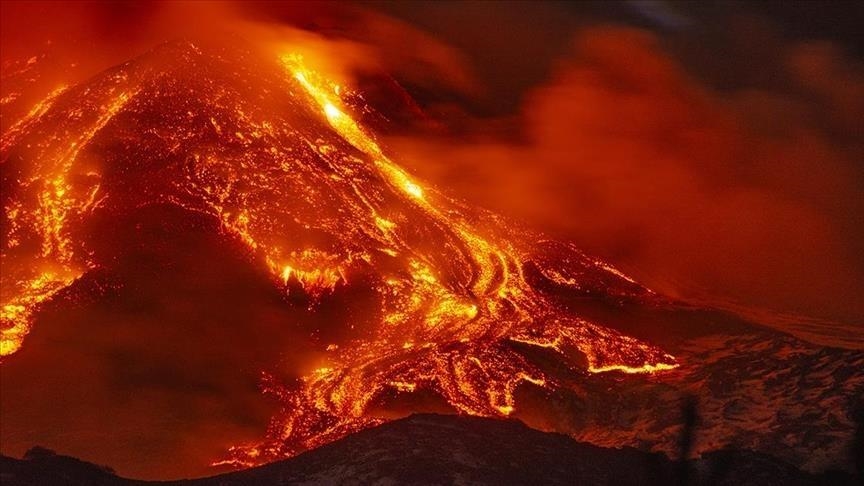 Вулкан Шивелуч на Камчатке выбросил столб пепла на высоту до 4,5 км над уровнем моря