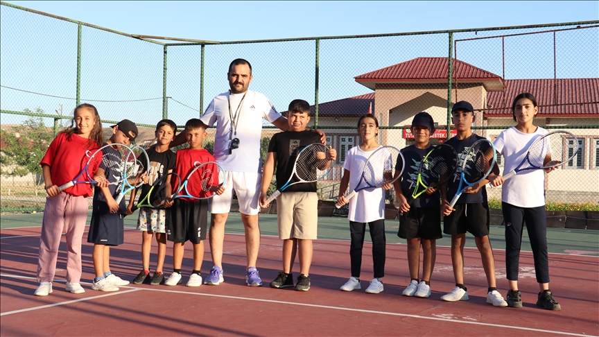 Tutaklı çocuklar kortlarda tenis öğrenerek büyüyor