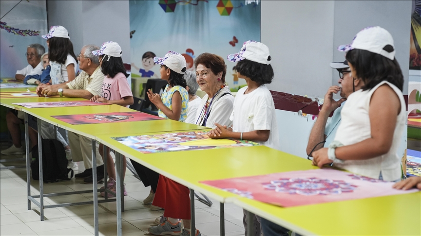 Huzurevi sakinleri ile devlet korumasındaki kız çocuklarının buluşmasından koruyucu annelik çıktı