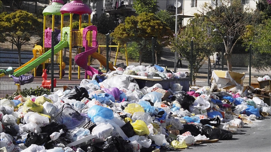 İzmir'in Buca ilçesinde biriken çöplere mahalleliden tepki