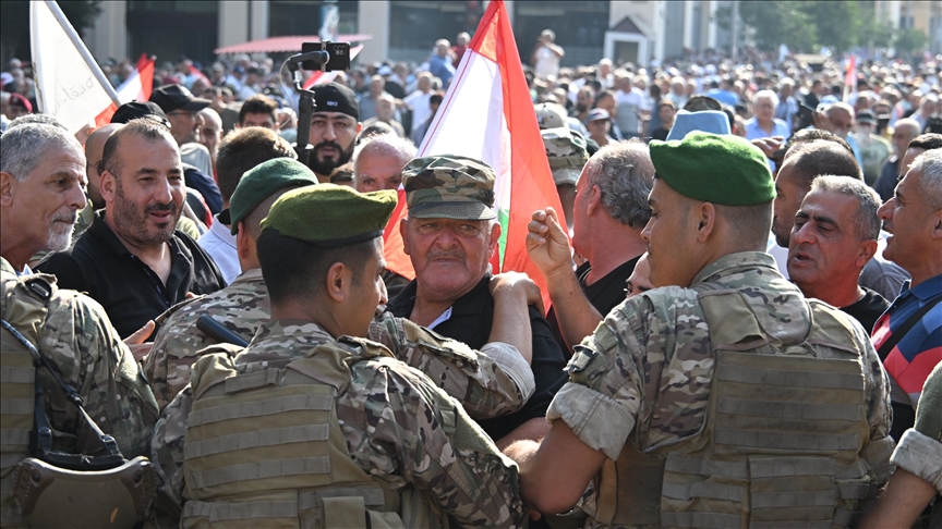 لبنان.. عسكريون متقاعدون يتظاهرون للمطالبة بتحسين رواتبهم