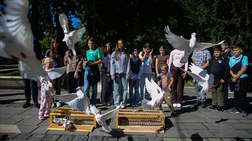 Fëmijët e Bosnjës lëshuan pëllumba të bardhë në qiell për bashkëmoshatarët e tyre të vrarë në Gaza