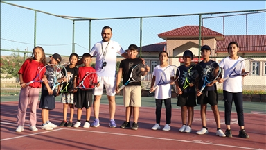 Tutaklı çocuklar kortlarda tenis öğrenerek büyüyor