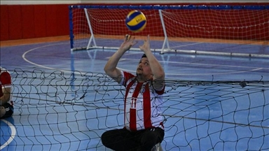 Depremde bacağını kaybetti, voleybolla hayata tutundu