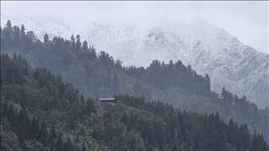 Rize'de yüksek kesimlere kar yağdı