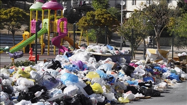İzmir'in Buca ilçesinde biriken çöplere mahalleliden tepki