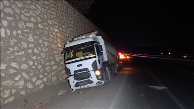 Li Adiyemanê tanker û otomobîl li hev qelibîn kesek mir