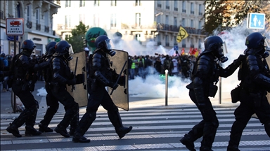 French trade unions issue ultimatum, threaten premier with new strikes