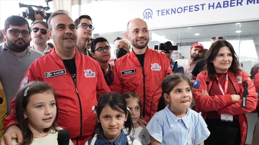 Bakan Kacır: AA tüm dünyaya TEKNOFEST'i, Türkiye'nin milli teknoloji hamlesi yolculuğunu çok dilli yayınlarda duyuruyor