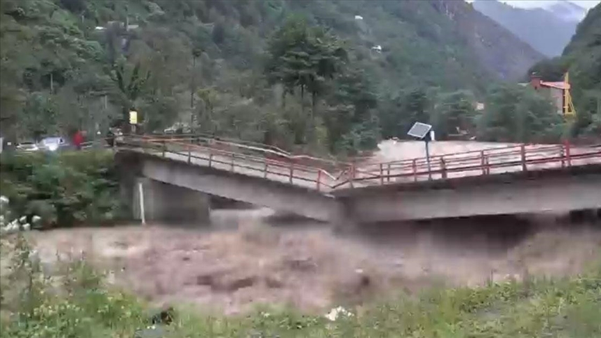 Rize'de sağanak yağış hayatı olumsuz etkiliyor