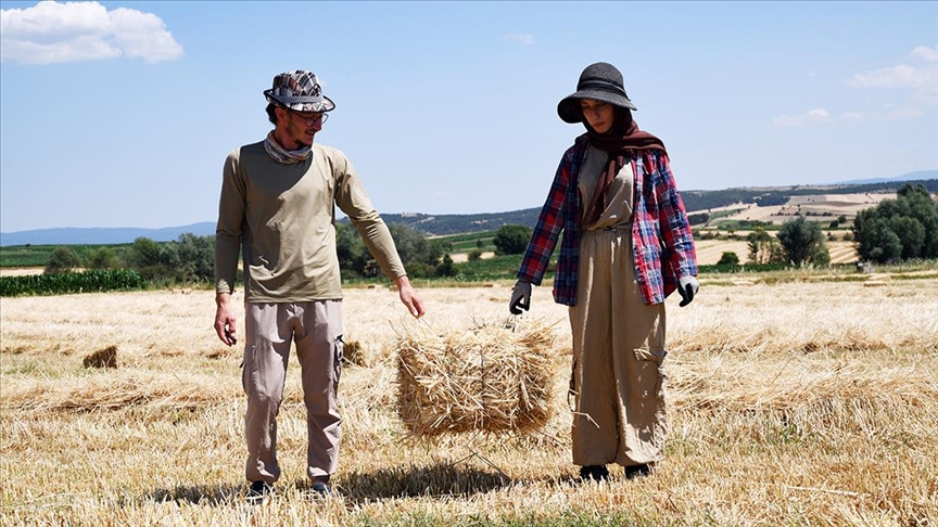 Omuz omuza veren üniversite mezunu genç çift, çiftçilik yapıyor