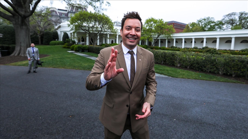 ABD'li komedyen Fallon'dan Charlie Kirk paylaşımı nedeniyle programı askıya alınan Kimmel'a destek