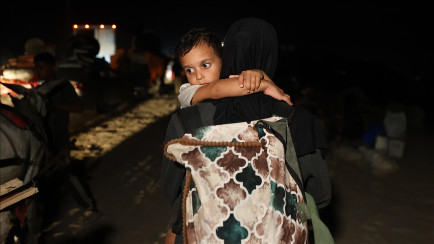 Palestinezët gjatë natës vazhdojnë të ikin nga Qyteti Gaza pas sulmeve ajrore izraelite