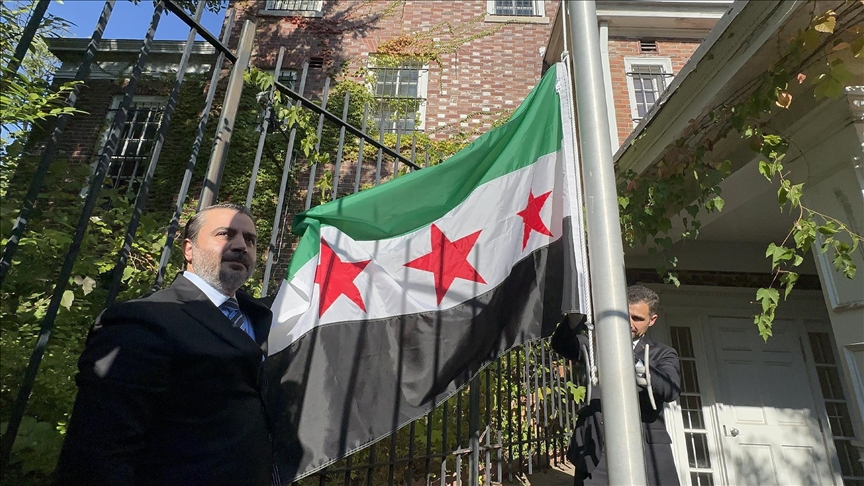 الشيباني يرفع العلم السوري على سفارة دمشق لدى واشنطن