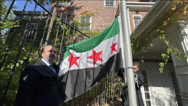 Foreign minister raises Syrian flag above Embassy in Washington for first time in over decade