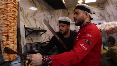 لاجئ سوري ينقل الشاورما التركية إلى بلاده