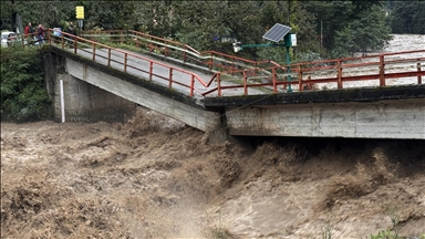 Rize'de sağanak yağış hayatı olumsuz etkiliyor