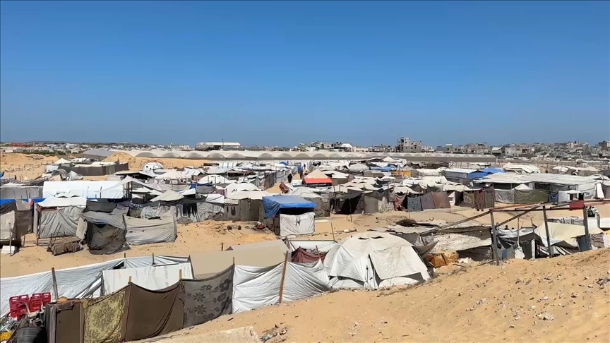 İsrail'in göçü dayattığı Gazze'de "ölülerin yattığı" mezarlıklar "diriler" için sığınak oldu