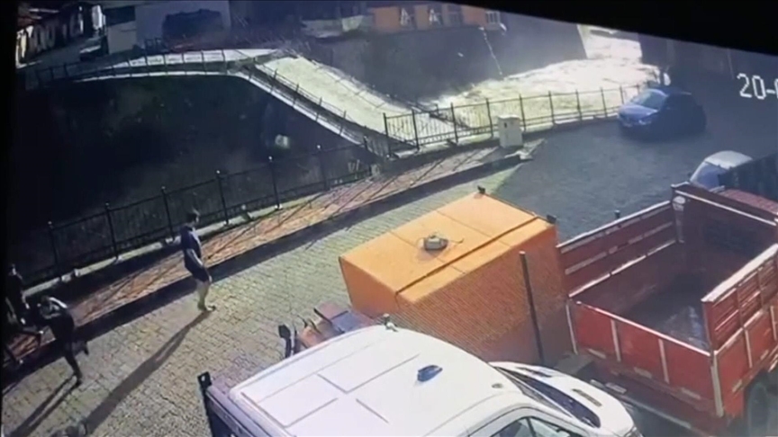 Artvin'de tarihi köprünün yıkılma anı güvenlik kamerasına yansıdı