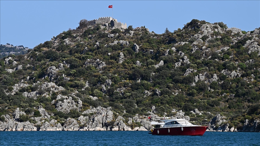 Kekova'da mavi tura çıkan turistler "Batık Şehir" ile doğa harikası koyları görüyor