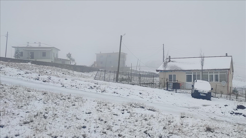 Doğu Karadeniz'in yüksek kesimleri beyaza büründü