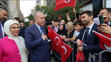 Cumhurbaşkanı Erdoğan, ABD'deki Türkevi'ne girişinde sevgi gösterileriyle karşılandı