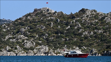 Kekova'da mavi tura çıkan turistler "Batık Şehir" ile doğa harikası koyları görüyor
