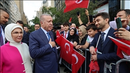 Cumhurbaşkanı Erdoğan, ABD'deki Türkevi'ne girişinde sevgi gösterileriyle karşılandı