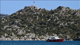 Kekova'da mavi tura çıkan turistler "Batık Şehir" ile doğa harikası koyları görüyor