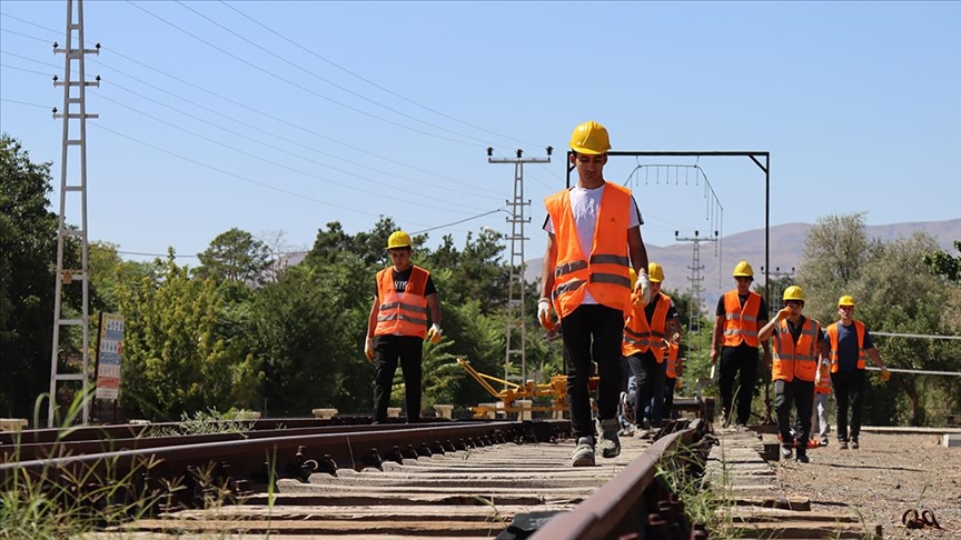 Tarihi tren garındaki simülasyonlu uygulama alanıyla öğrenciler iş hayatına hazırlanıyor