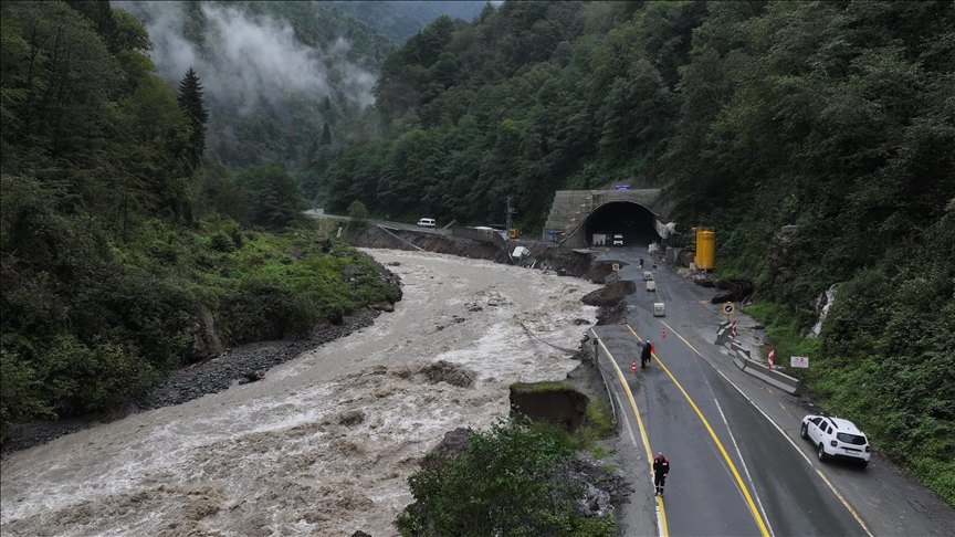 Rize'de selden etkilenen 17 kişi askeri helikopterlerle tahliye edildi