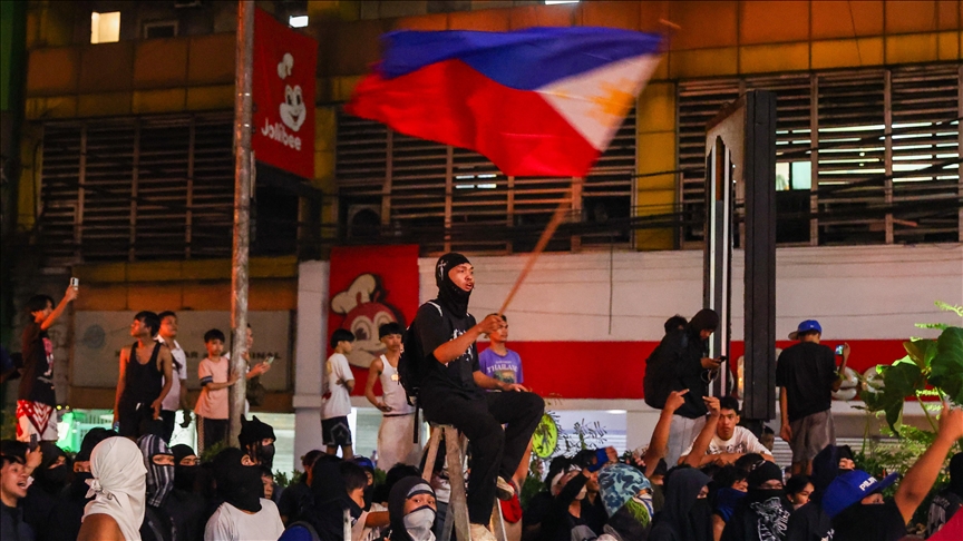 1 dead, 216 arrested in mass rallies against corruption in Philippines