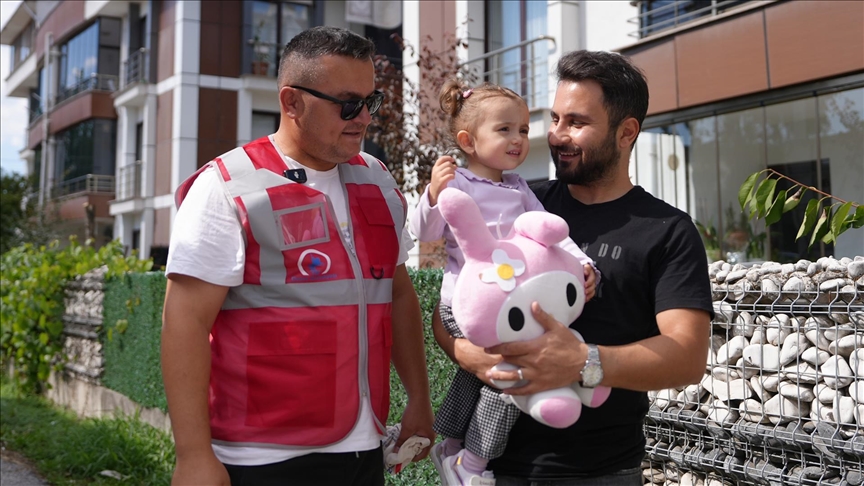 Düzce'de her gün pencerede çöp kamyonunu bekleyen küçük kıza oyuncaklı jest