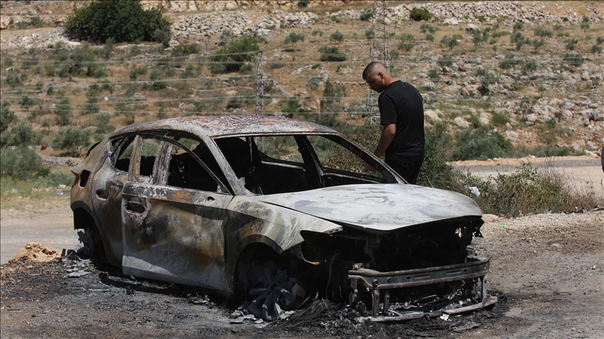 الضفة.. مستوطنون يحرقون مركبة فلسطينية ويخطون شعارات بالعبرية