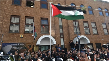 "خطوة جديدة نحو الحرية".. رفع علم فلسطين فوق سفارتها بلندن 