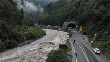 Rize'de selden etkilenen 17 kişi askeri helikopterlerle tahliye edildi