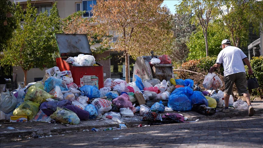 İzmir Karşıyaka'da toplanmayan çöpler tepkiye neden oluyor