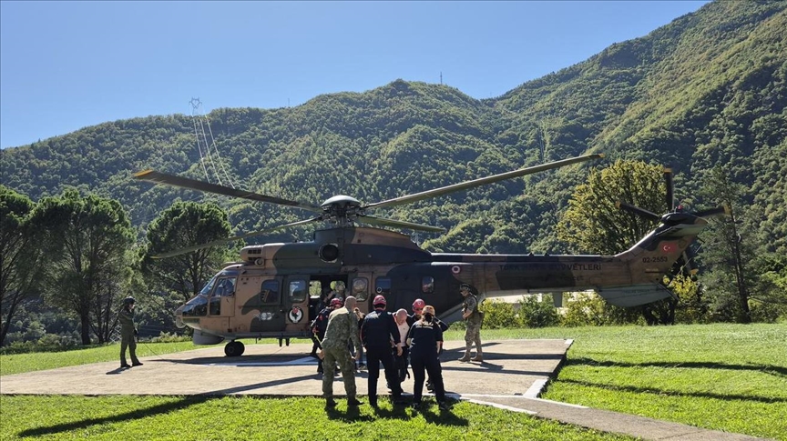 Artvin'de sel ve heyelan nedeniyle Camili'de mahsur kalan turistler helikopterlerle tahliye edildi